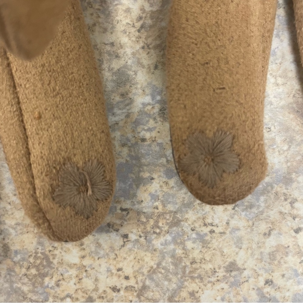 UGG NWT Brown/gold fur metallic puffy tech gloves - Picture 6 of 8